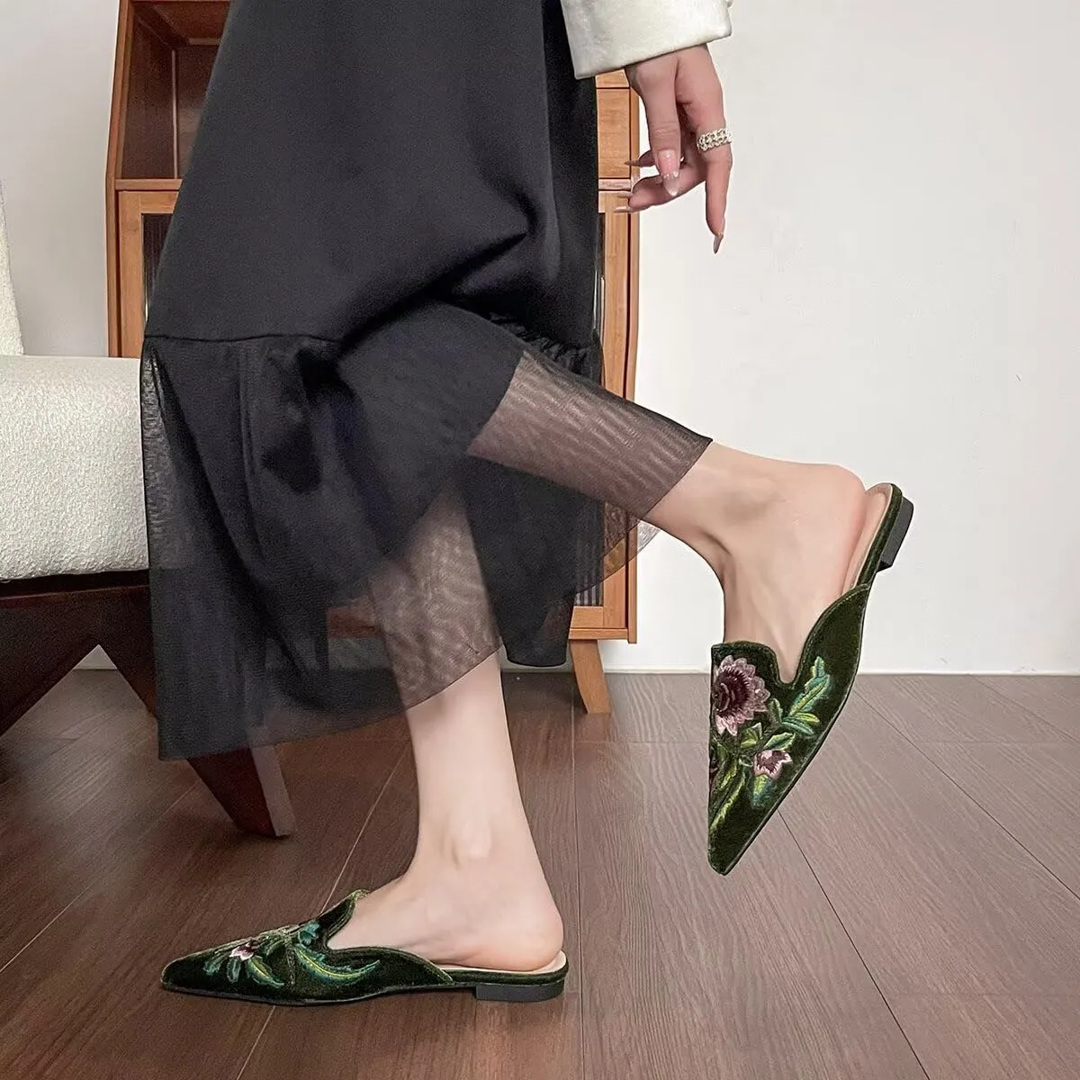 Hee grand Women Mules Closed Pointed Toe Tassel Flat Mules Casual Outdoor Slippers Slip On Backless Loafers