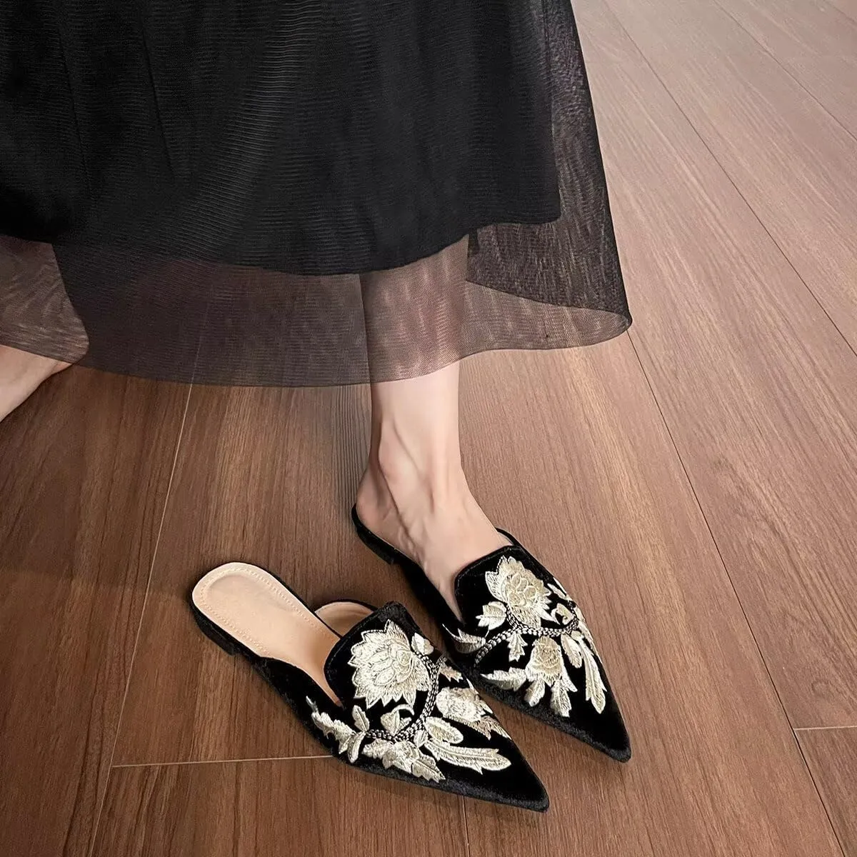 Hee grand Women Mules Closed Pointed Toe Tassel Flat Mules Casual Outdoor Slippers Slip On Backless Loafers