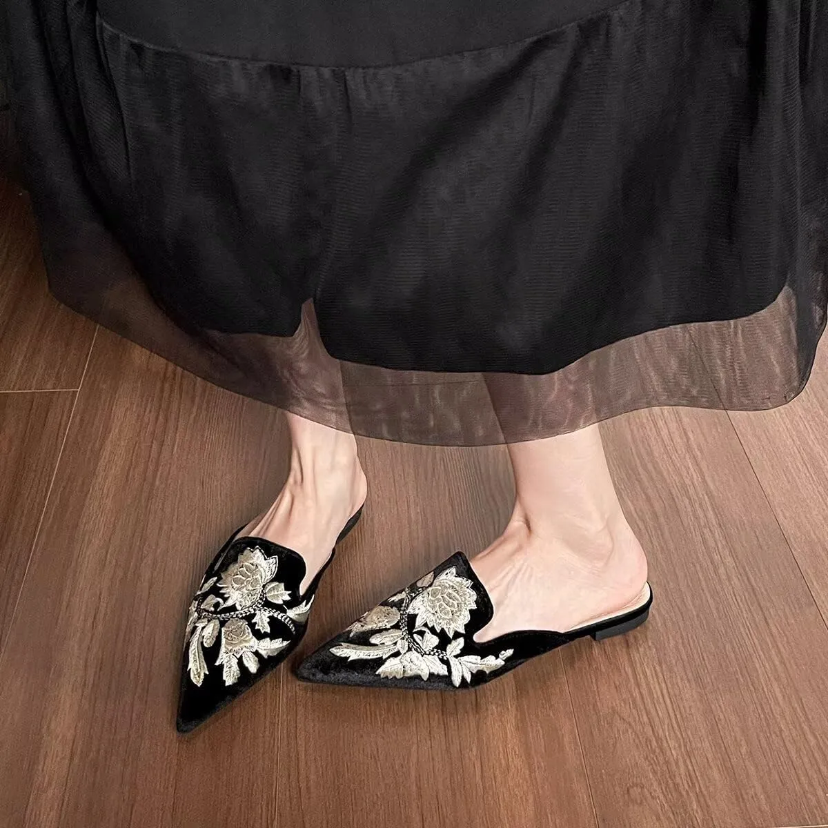 Hee grand Women Mules Closed Pointed Toe Tassel Flat Mules Casual Outdoor Slippers Slip On Backless Loafers