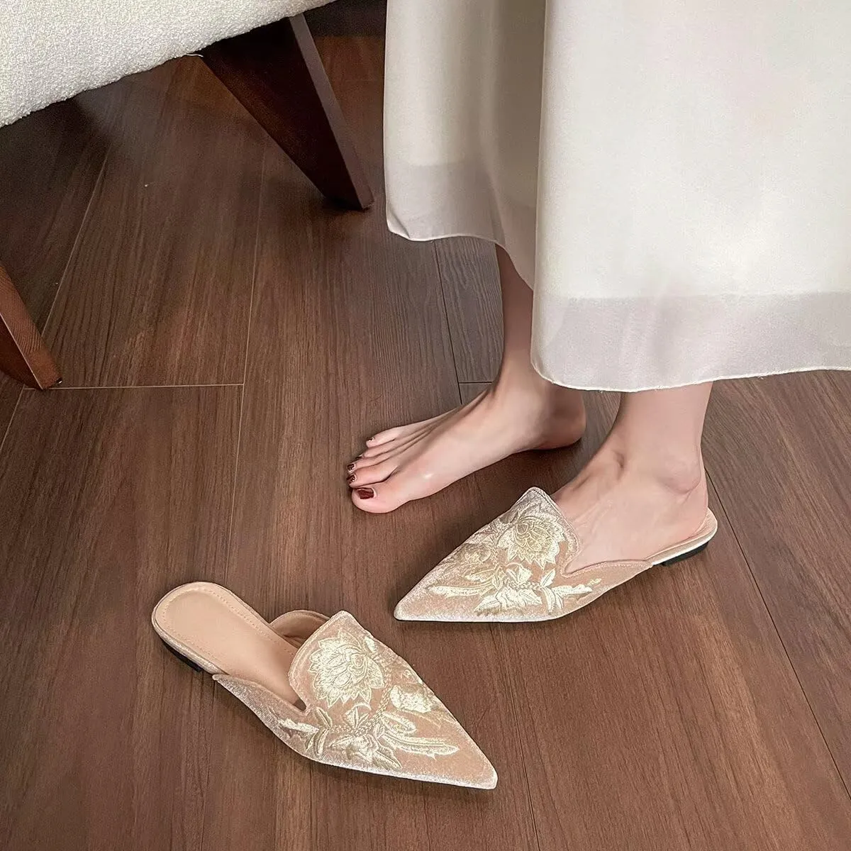 Hee grand Women Mules Closed Pointed Toe Tassel Flat Mules Casual Outdoor Slippers Slip On Backless Loafers
