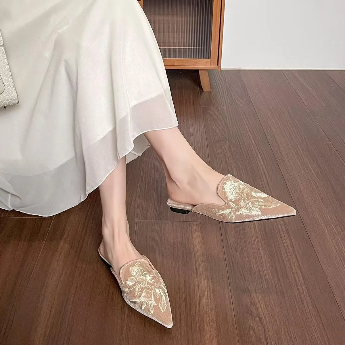 Hee grand Women Mules Closed Pointed Toe Tassel Flat Mules Casual Outdoor Slippers Slip On Backless Loafers