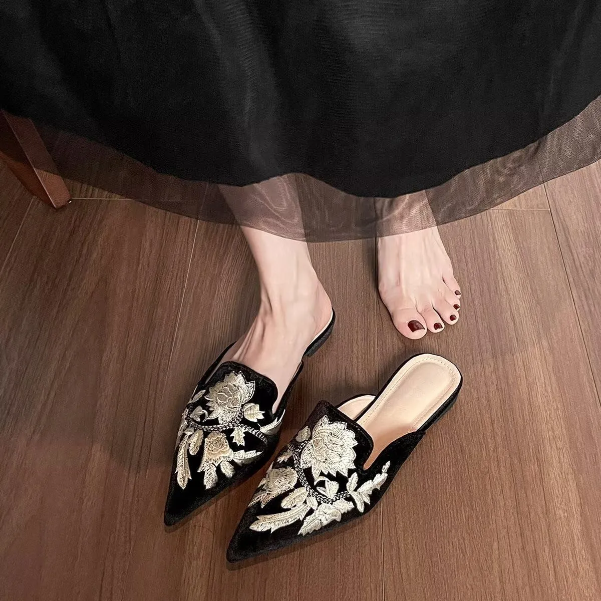 Hee grand Women Mules Closed Pointed Toe Tassel Flat Mules Casual Outdoor Slippers Slip On Backless Loafers